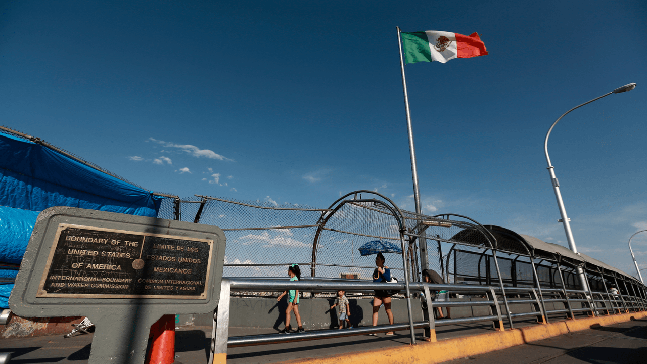 Además, el colectivo ayuda a los paisanos a que puedan tener sus trámites en orden para cruzar a México si van por tierra, como el permiso de ingresar vehículos mediante Banjército y una declaración ante el SAT.
