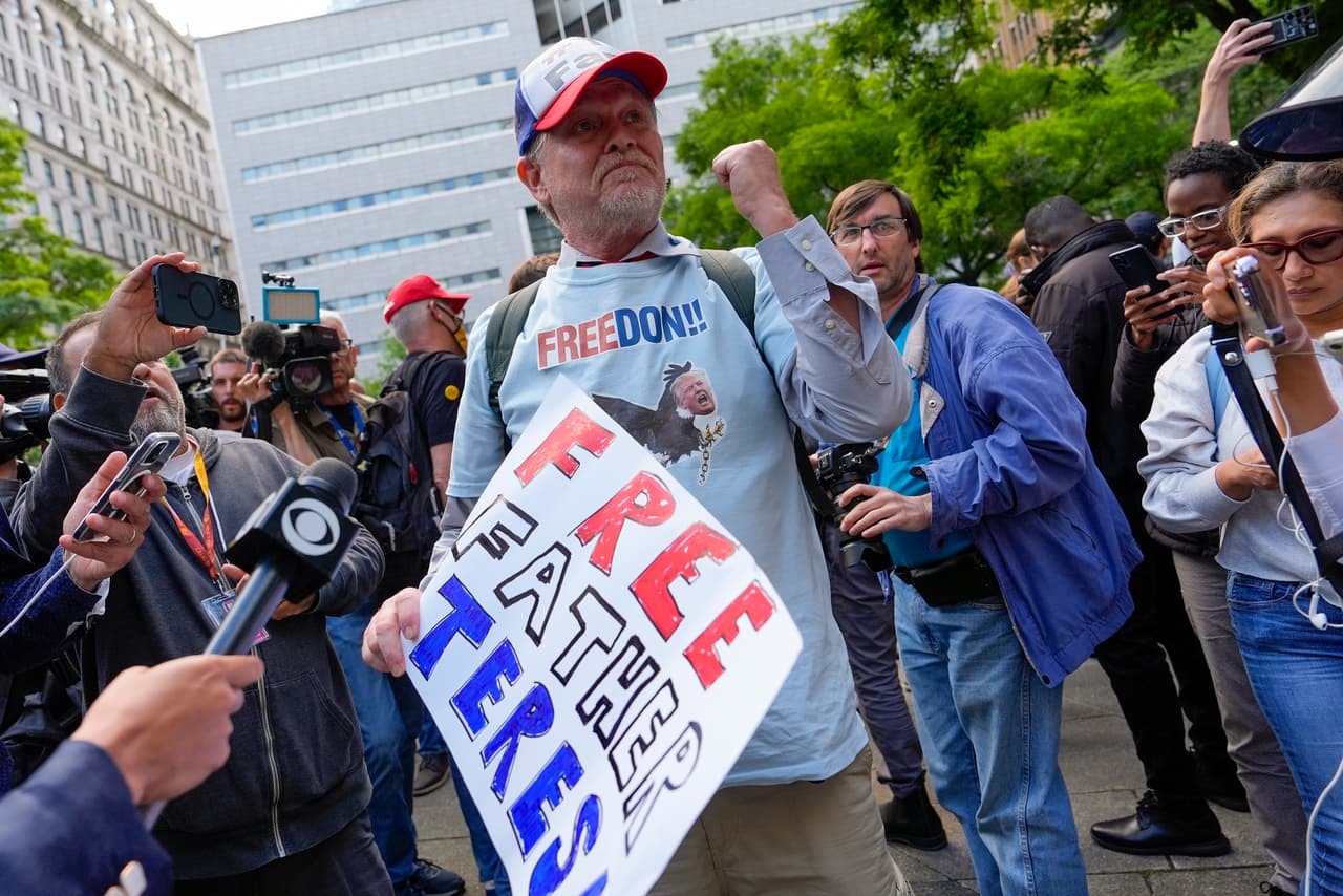 Muchos de ellos expresaron su molestia contra la decisión del jurado y refrendaron su solidaridad con el próximo candidato republicano a la Presidencia.
<br>
<br>
