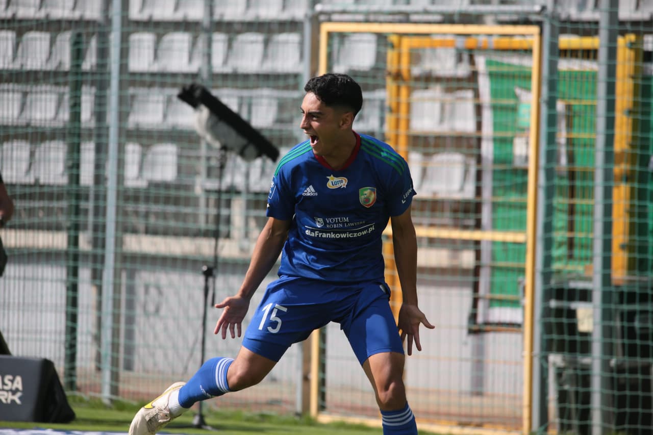 Santiago Naveda anota golazo con Miedz Legnica, minutos después es expulsado