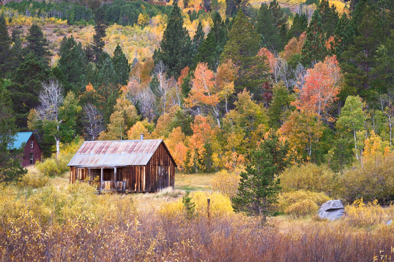 El otoño llega al follaje del Lago Tahoe y la Sierra Oriental. Una de las mejores maneras de disfrutar de la naturaleza es hospedándose en una cabaña.