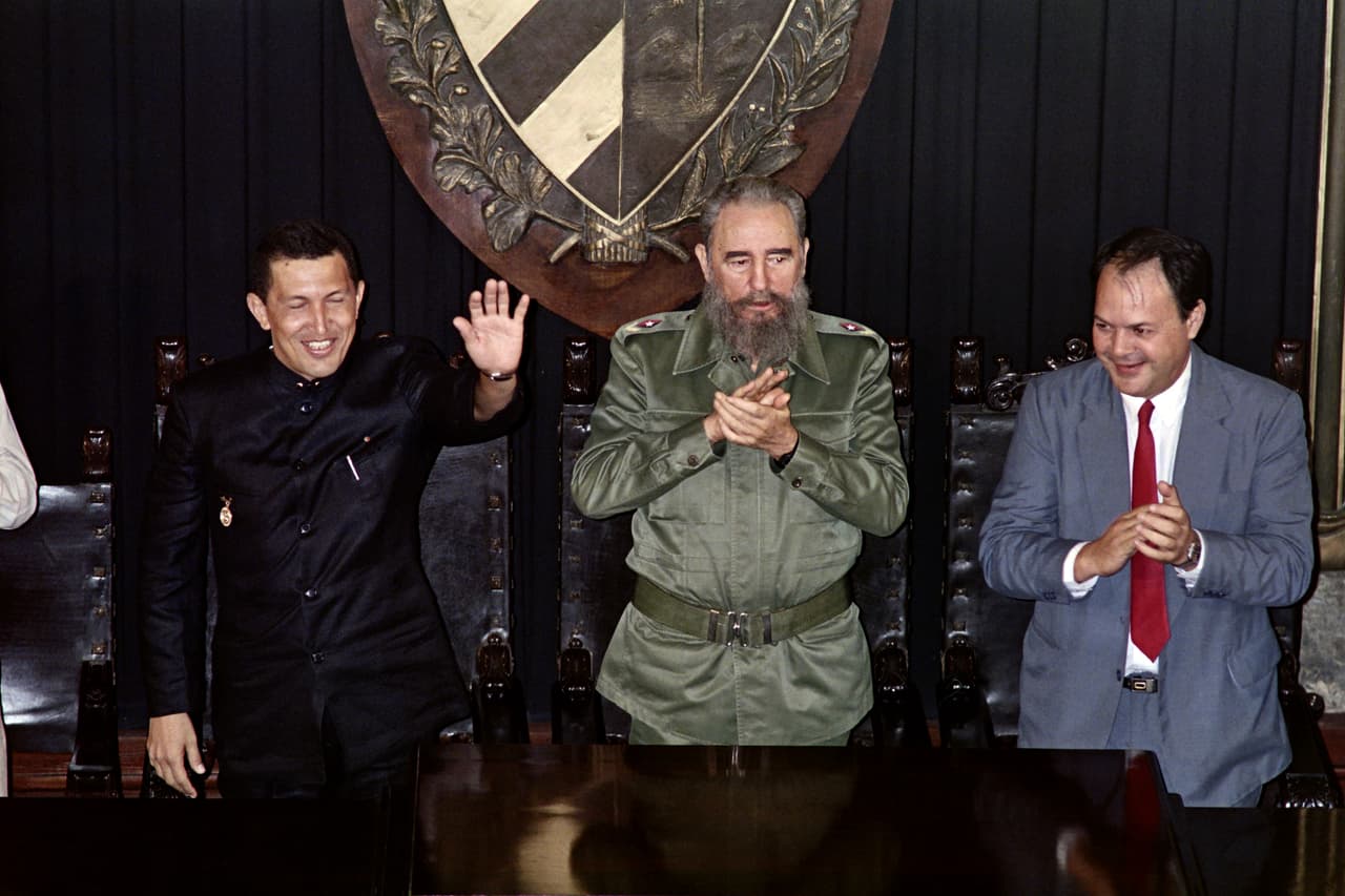 <b>El primer viaje hacia Castro</b>. A finales de 1994, unos meses después de ser liberado, Hugo Chávez viajó por primera vez a Cuba donde se entrevistó con Fidel Castro y se dirigió a los estudiantes de la universidad de La Habana. El grupo golpista fraguaba desde la prisión un proyecto político para tomar el poder por la vía electoral, en una Venezuela en crisis económica y aún conmocionada por los alzamientos militares. Fidel Castro se convertiría en su mentor político y pieza clave del Hugo Chávez político, quien gozaba de gran popularidad después de asumir la responsabilidad del golpe de estado en directo por televisión nacional.