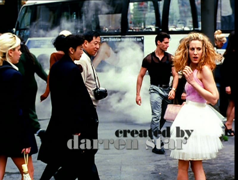 Los fans de la serie recordarán que en la intro de la serie noventera, la protagonista usaba una falda blanca con un material similar y su discreto detalle no pasó desapercibido.