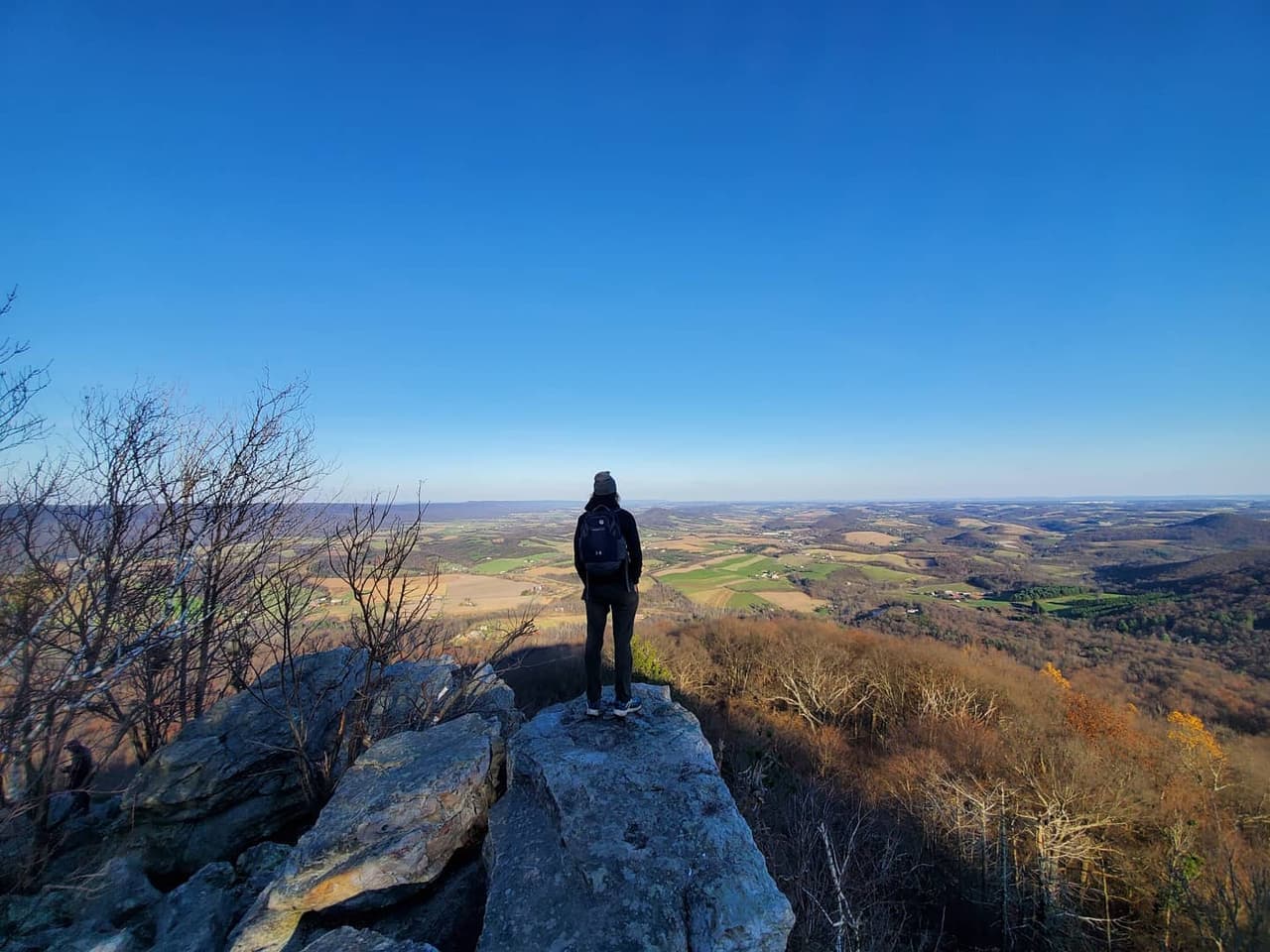 Se puede llegar fácilmente a Pinnacle Overlook por un camino llano y pavimentado durante aproximadamente una décima de milla.