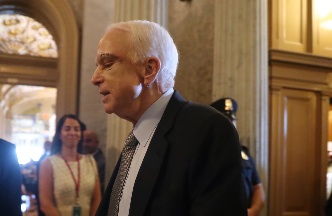 John McCain regresa al Capitolio para ayudar a abrir el debate final sobre Obamacare y regañar a sus colegas