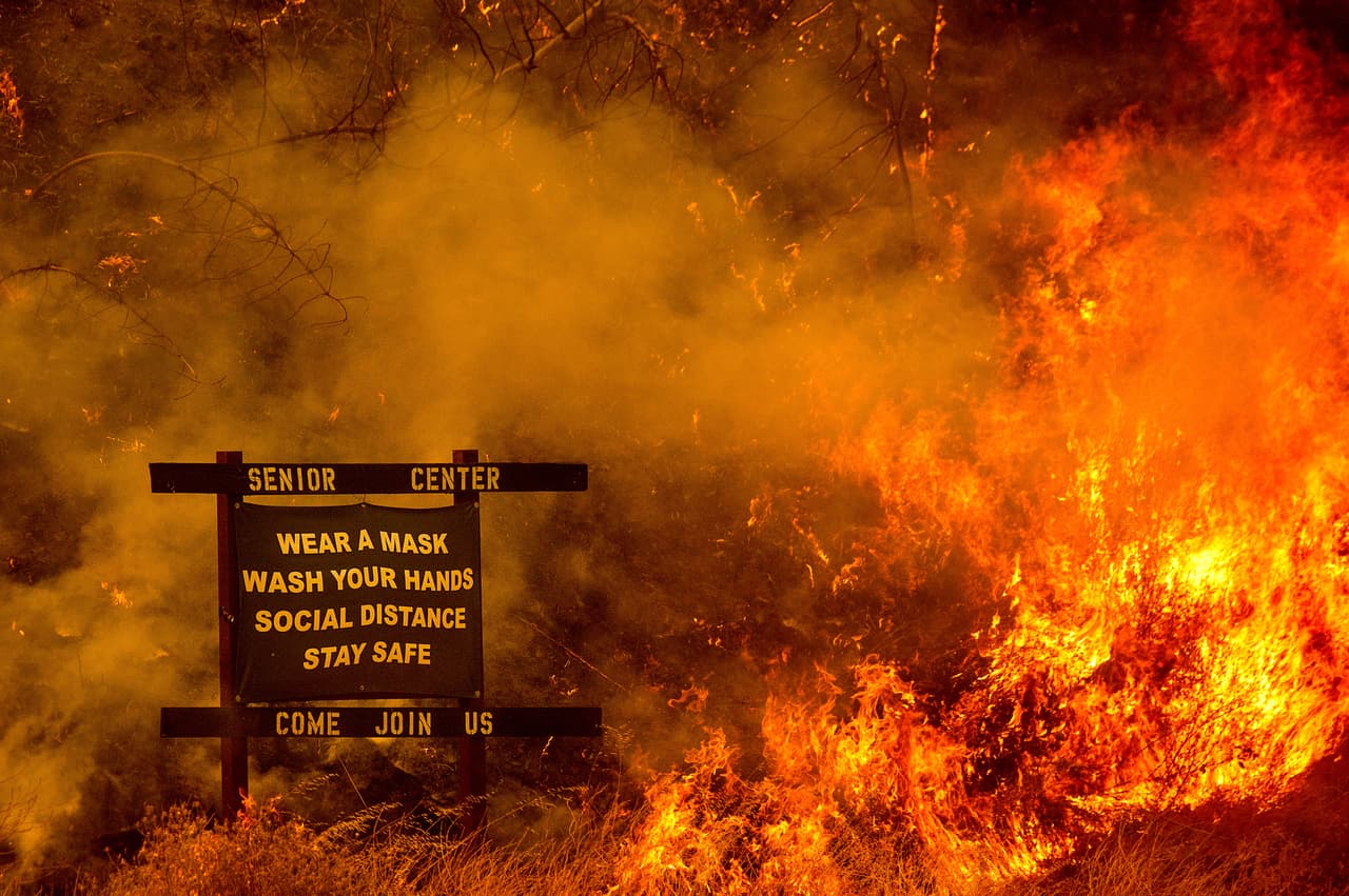 Feroces incendios en California: mueren al menos 5 personas y las llamas amenazan miles de casas