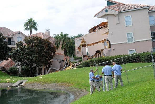 Las autoridades investigan un nuevo socavón que se tragó esta madrugada parte de un edificio en un centro turístico cerca de Disney World, en el centro de Florida.