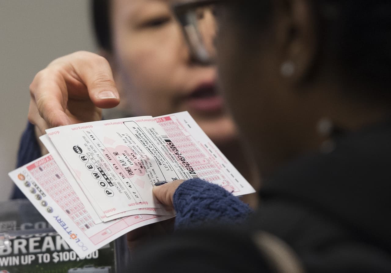 Los boletos de Powerball cuestan 2 dólares cada uno y pueden jugarse en 45 estados, Washington D.C., Puerto Rico y las Islas Vírgenes estadounidenses.