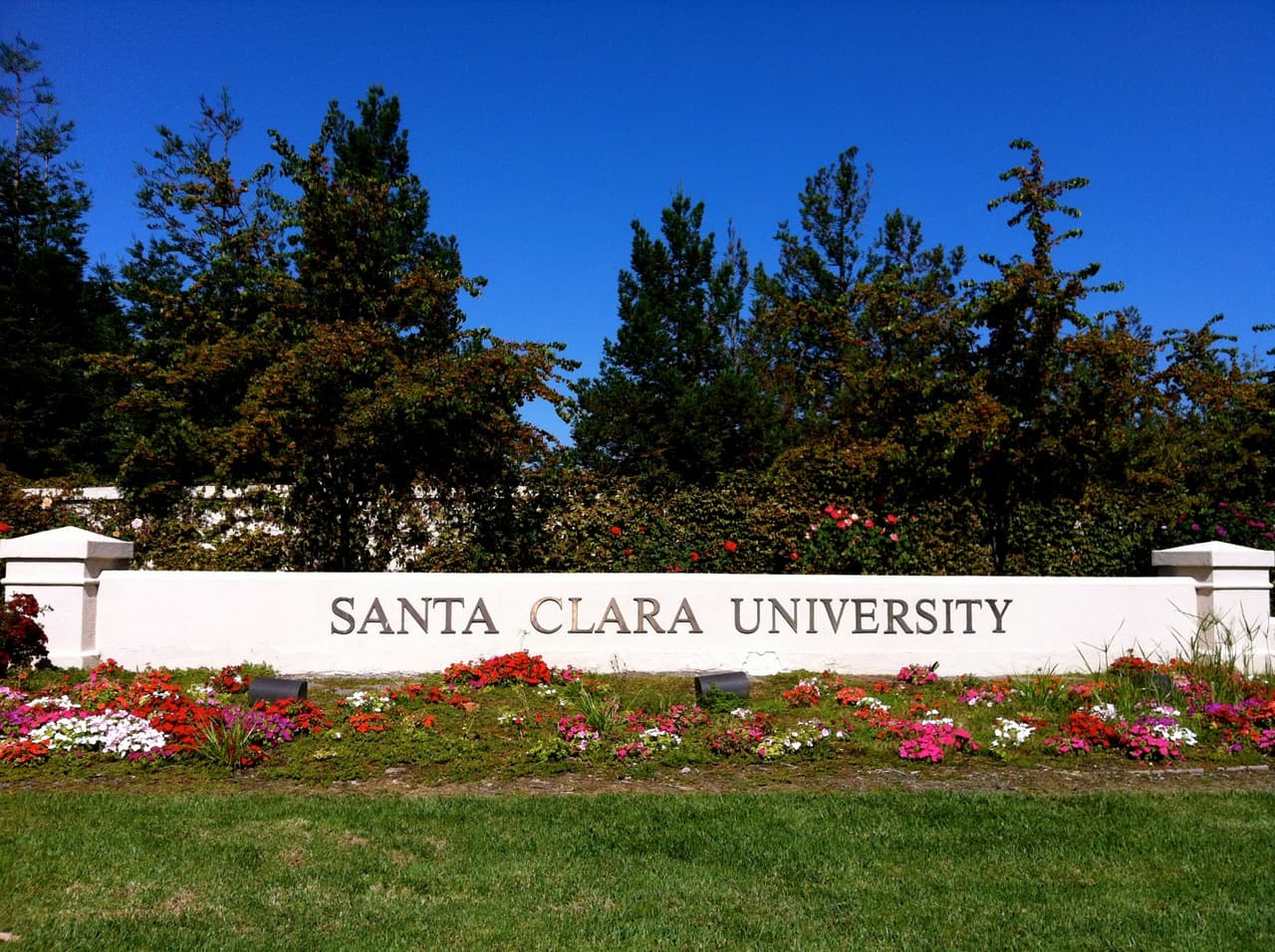 La Universidad de Santa Clara suspenderá las reuniones presenciales en el campus empezando este martes y pasará a clases por internet hasta el 13 de abril. Se alienta a los estudiantes a irse a casa lo antes posible.
<br>