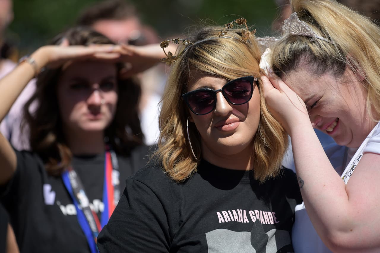 De acuerdo con 
<a href="https://www.dailymail.co.uk/news/article-7057783/Ariana-Grande-leads-tributes-two-years-Manchester-Arena-attack.html">The Daily Mail</a>, como parte de los homenajes por el segundo aniversario del ataque, toda la ciudad de 
<b>Manchester guardó un minuto de silencio</b> a las 2:30 pm.