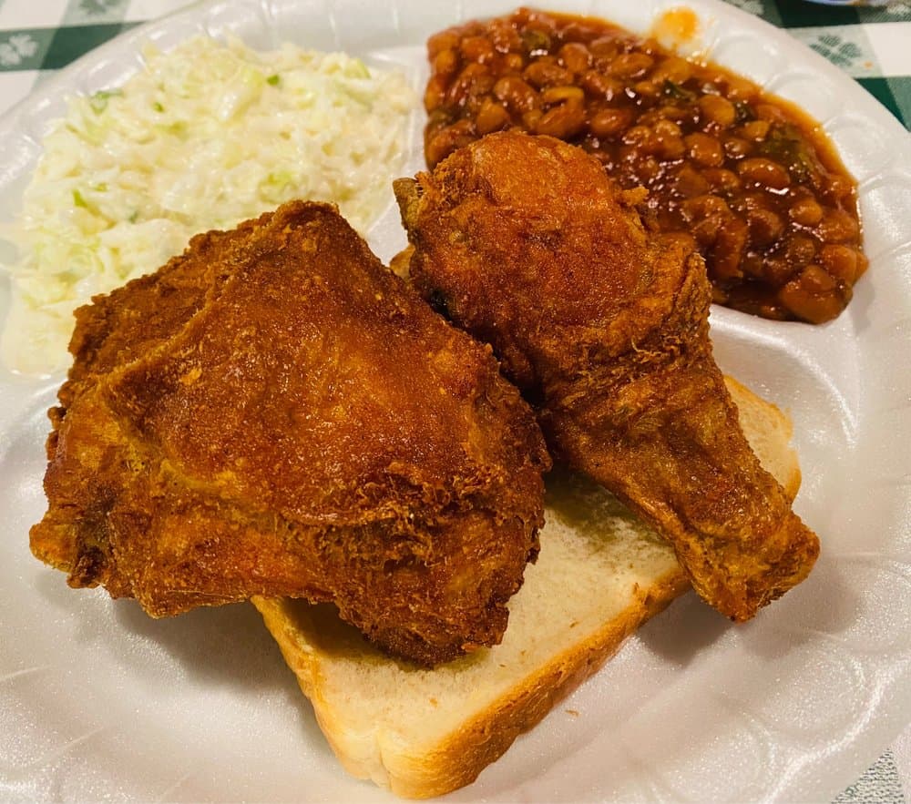 <b>Gus's World Famous Fried Chicken</b>
<br>
<b>Dirección</b>: 231 W Peachtree St NE Ste A-05. Atlanta, GA. 30303
<br>
<b>Teléfono</b>: (404) 996-2837
<br>
<b>Sitio web</b>: 
<a href="https://www.gusfriedchicken.com">https://www.gusfriedchicken.com</a> 
<br>
<b><a href="https://www.yelp.com/map/guss-world-famous-fried-chicken-atlanta">Cómo llegar</a></b>
<br>
<br>En su web, se promocionan así: “Gus's World Famous Fried Chicken es un restaurante de servicio completo que sirve pollo frito rebozado a mano hecho al momento. No debe confundirse con el pollo caliente de Nashville; servimos pollo frito picante sureño. Hacemos todos nuestros acompañamientos al estilo sureño en casa todos los días; desde triturar repollo fresco para nuestra ensalada de col hasta cortar papas para nuestras ensaladas. La mayoría de nuestros acompañamientos tienden a ser más dulces para combinar perfectamente con nuestro pollo”.