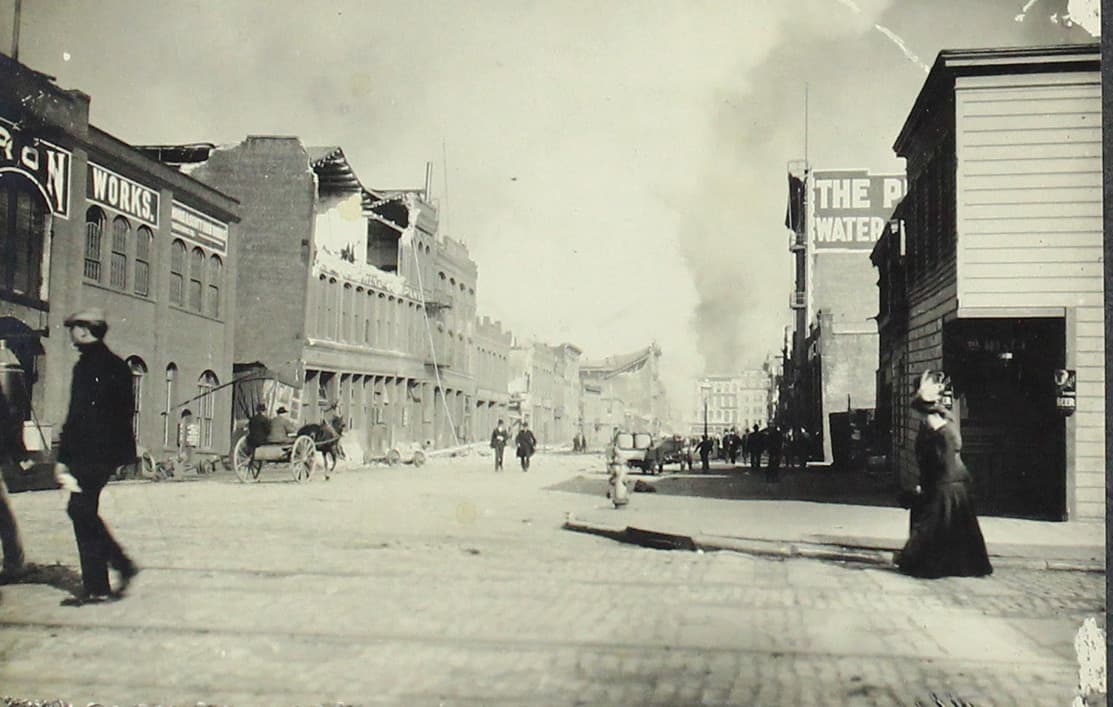 Habitantes de San Francisco recorren las calles de la ciudad.