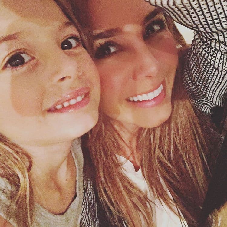 Posando junto a su hija Kailey escribió: "Tus chicas te extreñan!!! Pero sabemos que estás allá afuera matando zombies. Quiero decir trabajando, para darnos lo mejor. Gracias!".