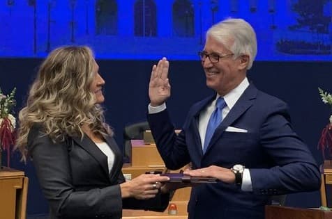 George Gascon asume la fiscalía de Los Ángeles y elimina la fianza en efectivo 