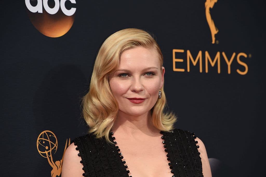 <a href="http://www.imdb.com/name/nm0000379/?ref_=fn_al_nm_1">Kristen Dunst</a> sabe que con el pelo suelto con ondas estilo retro y con un lipstick obscuro se ve simplemente perfecta