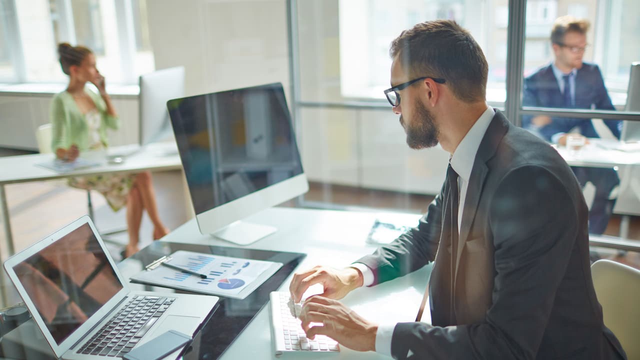 Después del 16 con el novilunio y posteriormente la entrada de Saturno retrógrado ocurrirán varios eventos que no esperabas, pero que después de sucedidos comprenderás era lo mejor para ti.
<br>Hay también un movimiento del azar muy propicio hacia tu signo capricorniano en este período. No debes apresurarte por concluir un trabajo simplemente por acercarse el fin de semana. Si no te sientes seguro revísalo bien antes de darlo por terminado, es mejor tomar un poco más de tu tiempo que entregar una chabacanería lo cual no tiene nada que ver con la naturaleza disciplinada, seria y responsable de tu signo.