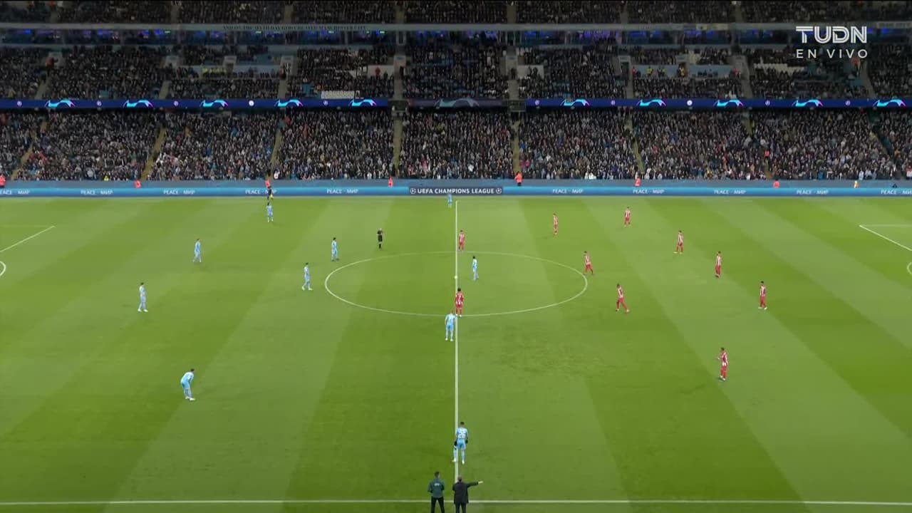 Arranca el partido y la pelota está en juego.