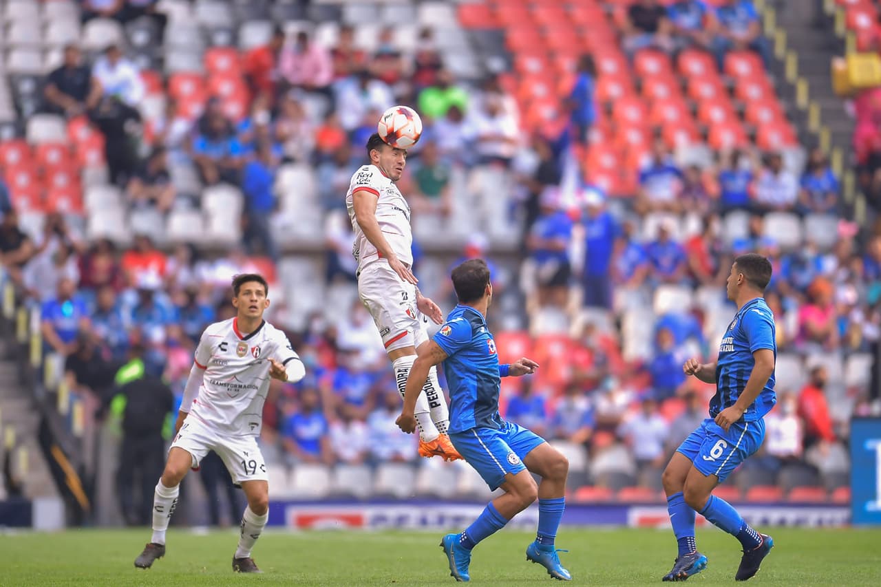 Cruz Azul sufrió pero logró derrotar al campeón que vio como le anulaban dos goles y terminó encima de los Cementeros.