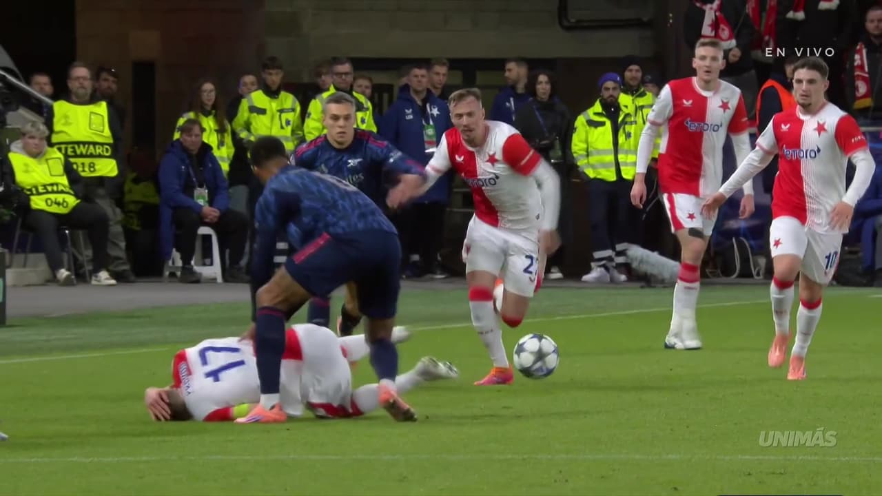 ¡Se disputa con todo el balón en Praga! Gabriel es atendido por un golpe