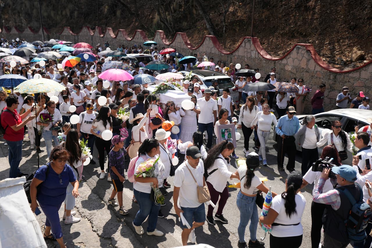 Una procesión acompaña el féretro blanco que lleva el cuerpo de Camila, la pequeña de 8 años secuestrada y asesinada en Taxco, Guerrero.