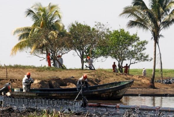 26 de octubre de 2007. Derrame de hidrocarburos en Veracruz afectó seis poblados y los ríos Jaltepec, Chiquito y Coatzacoalcos.