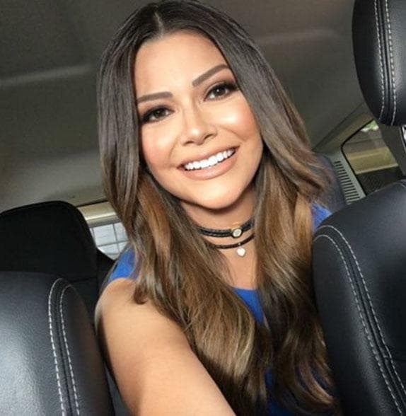 Aquí va una más posando en el auto.