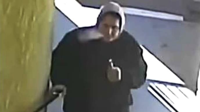 Es descrito como un hombre blanco o hispano de entre 20 y 25 años de edad.