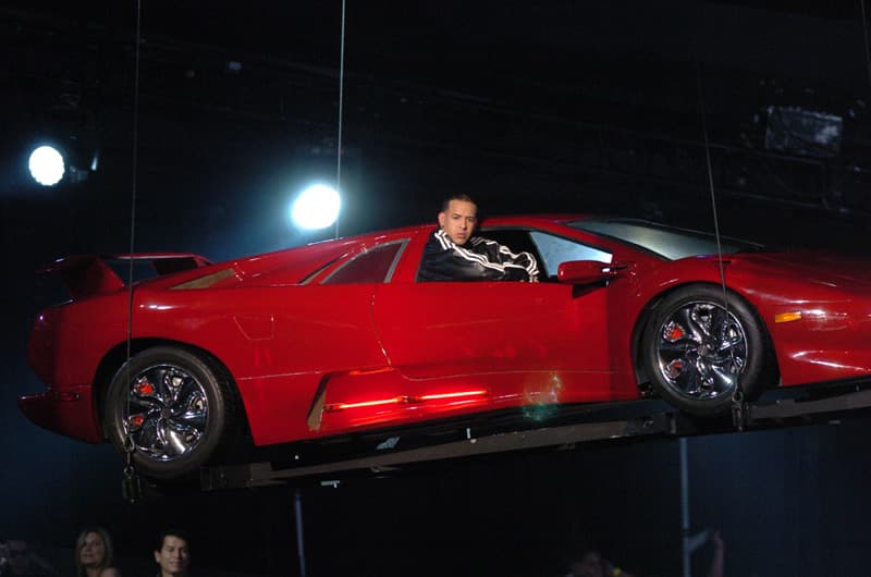 Daddy Yankee se presentó por primera vez en 2005 para cantar el hit 'Gasolina' de manera espectacular, sobre un automóvil que aterrizó en medio del escenario.