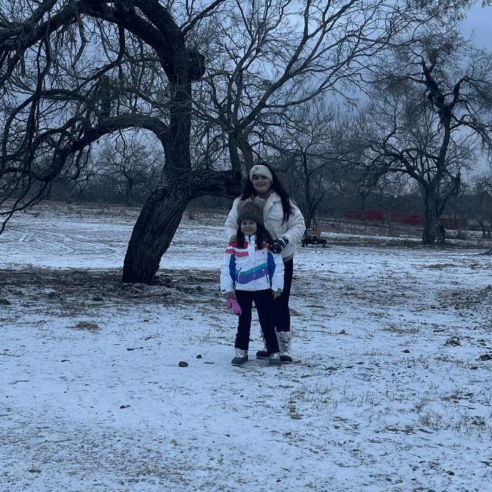 La tormenta invernal trajo una densa capa de nieve que cubrió la ciudad y varias zonas del centro de Texas.
<br>
<br>Usuarios de Univision enviaron las imágenes de cómo vivieron la primer nevada del 2025.