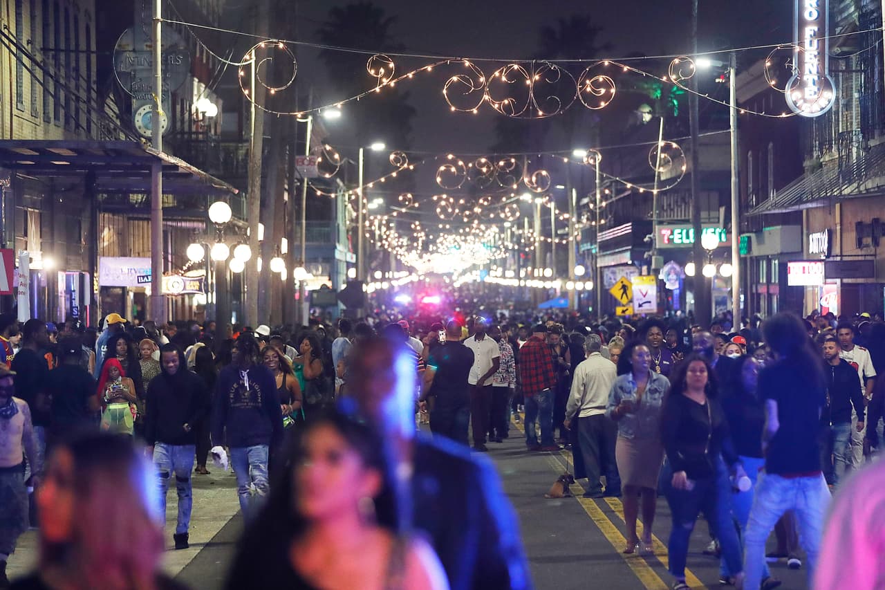 Miles de personas se paseaban sin máscara este sábado en la noche en las principales zonas turísticas de Tampa, en donde se realiza el Super Bowl. Ybor City, Tampa Riverwalk y Soho Howard son las áreas más visitadas.