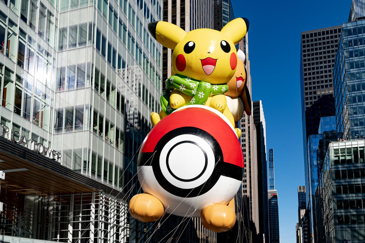 El globo de Pikachu y Eevee flota sobre la carretera durante el 97º Desfile del Día de Acción de Gracias de Macy's en Nueva York, el jueves 23 de noviembre de 2023.