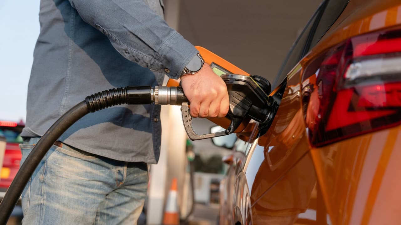 <h3 class="cms-H3-H3">Waze: útil cuando ya estás manejando</h3> 
<a href="https://www.waze.com/es-419/apps/" target="_blank">La aplicación Waze,</a> conocida por mostrar el tráfico en tiempo real, también 
<b>tiene una función para buscar gasolina.</b>
<br>Cuando abres la app puedes hacer lo siguiente:
<br>⛽ Toca el ícono de búsqueda.
<br>⛽ Selecciona 
<i>gas stations.</i>
<br>Waze te muestra estaciones cercanas
<b> con precios reportados por otros conductores.</b>
<br>La ventaja es que 
<b>puedes elegir una estación y Waze te lleva directamente hasta allí </b>sin desviarte mucho de tu ruta.
<br>👉🏻 Esto es útil si ya estás manejando y el tanque está casi vacío.