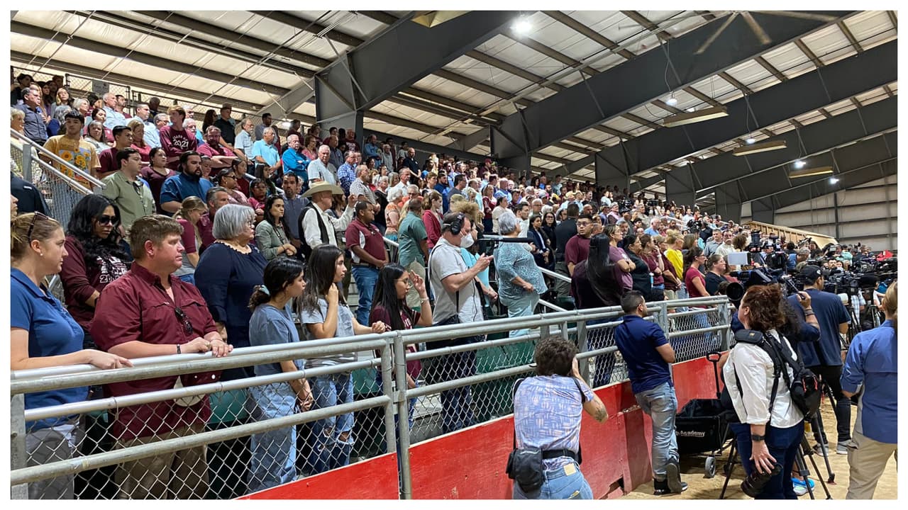 Cerca de 1.000 personas se reunieron en el Fairplex Arena del condado Uvalde, para realizar una vigilia por la memoria de las víctimas mortales del tiroteo en la escuela primaria Robb, ocurrido este martes.
<br>