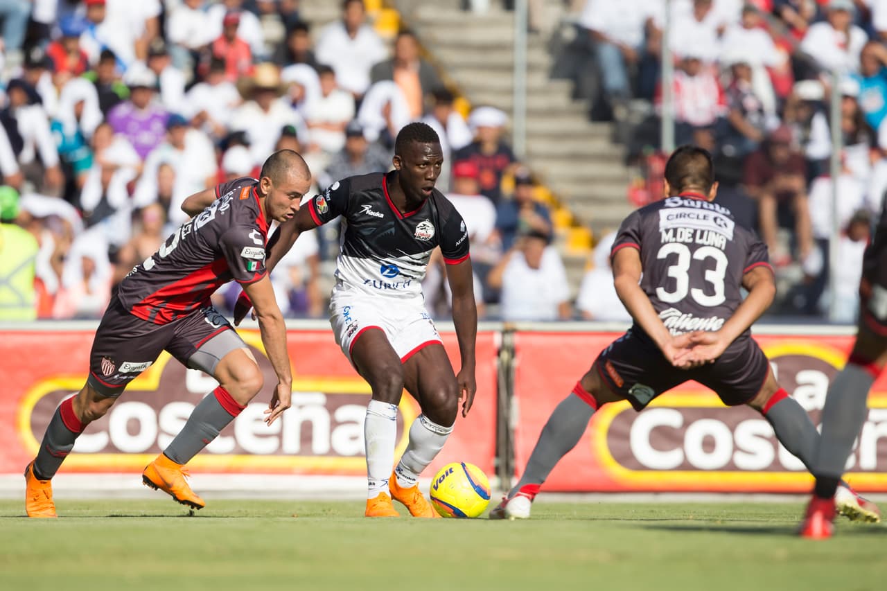 Apenas a los 15 minutos, Necaxa se quedó con 10 hombres por una polémica expulsión de Luis Gallegos.