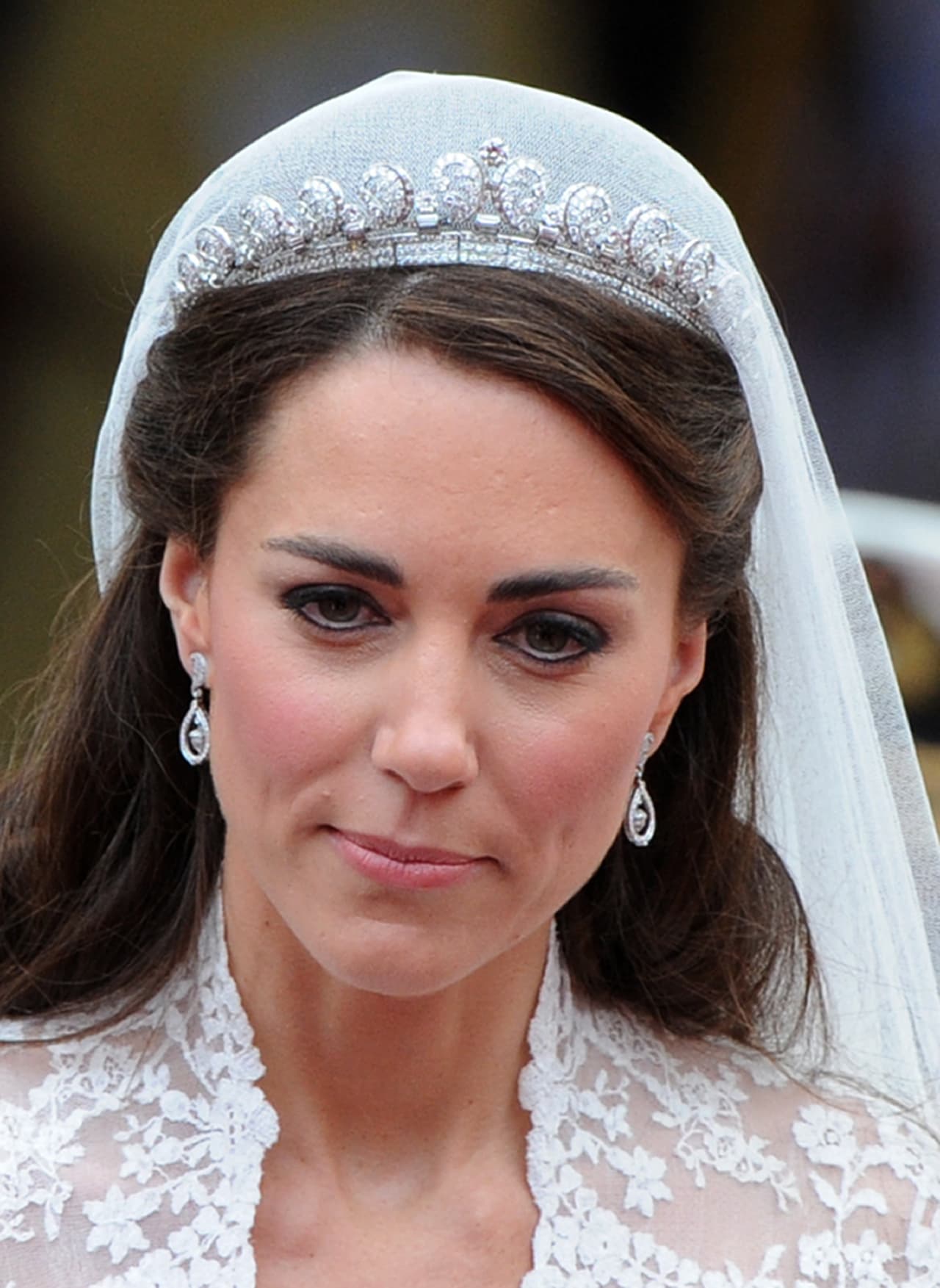 El día de la boda real Kate Middleton usó otra joya prestada de la familia real. La corona llamada 'Halo' de Cartier fue hecha en el 1936 y tiene diamantes y es de platino. Originalmente Cartier hizo la joya para la princesa Isabel II cuando cumplió 18 años en el 1944.