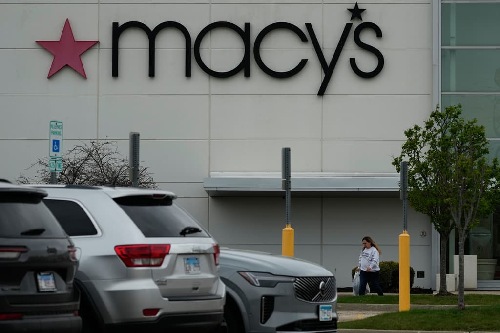 Macy’s anunció el cierre de 14 tiendas en 12 estados durante el primer trimestre de 2026, como parte del plan “Bold New Chapter”, que prevé recortar unos 150 locales de bajo rendimiento para finales de 2026. La empresa iniciará ventas de liquidación por unas 10 semanas y detalló ubicaciones en Nueva Jersey, California, Georgia y otros estados.