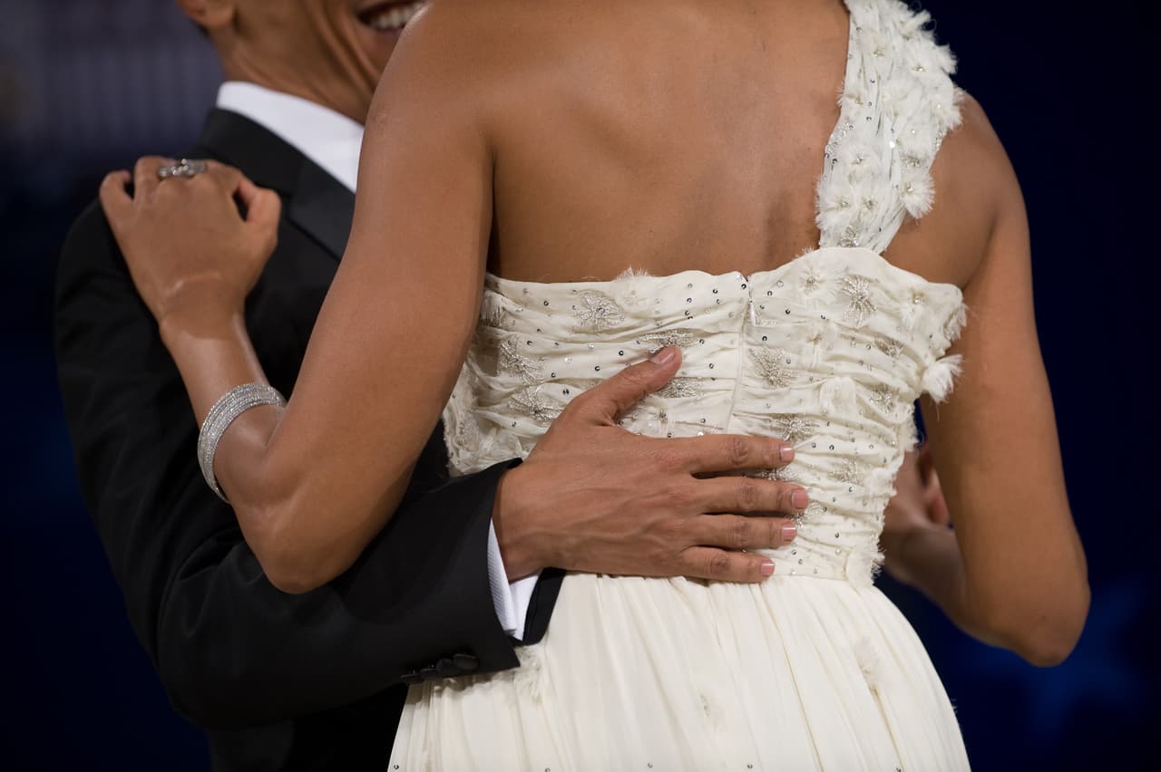 Los apliques de cristal, de gasa y pluma del vestido de
<a href="https://www.jasonwustudio.com/">Jason Wu</a> se ven aquí al detalle. Wu anunciaba ya, acaparando páginas en la prensa especializada, el diseño norteamericano del momento, que bebía de otros orígenes. Aquellos días asomaban ya a Wu, de origen taiwanés,
<a href="https://www.31philliplim.com/">Phillip Lim</a> o
<a href="http://www.alexanderwang.com/us">Alexander Wang</a>, de familia china.