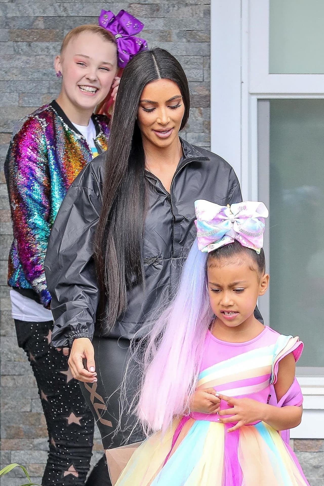 La agencia The Grosby Group dio a conocer una serie de imágenes de Kim Kardashian y su primogénita al salir de la casa de Jojo Siwa, una famosa influencer de 15 años.