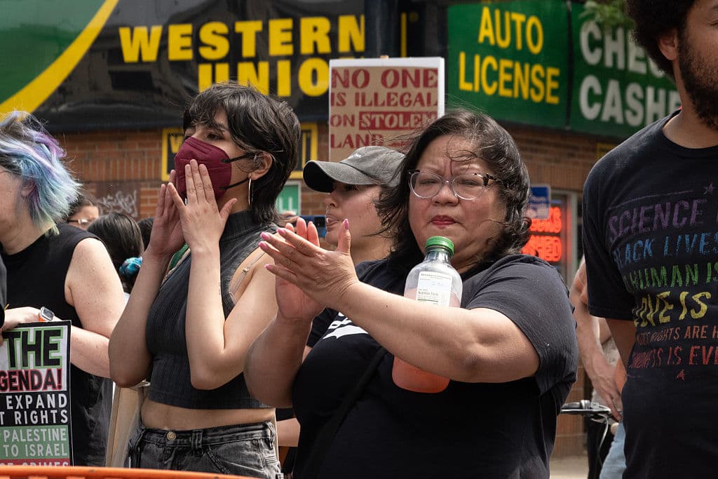 Gío Araujo, uno de los asistentes a la marcha, aceptó que sentía "mucho enojo, porque sé que estos ataques dejan traumas en nuestras familias que se transmiten por generaciones. Pero también tengo determinación para ser parte de este movimiento, para ponerle un alto a estos ataques, para frenar las deportaciones de nuestra gente".