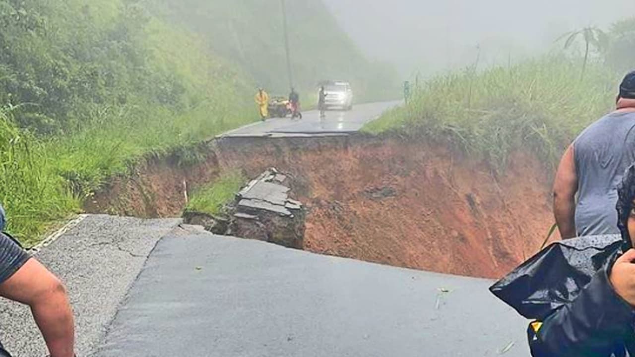 Colapsa carretera PR-143, en el barrio Matrullas, en Orocovis, tras el paso del huracán Fiona.