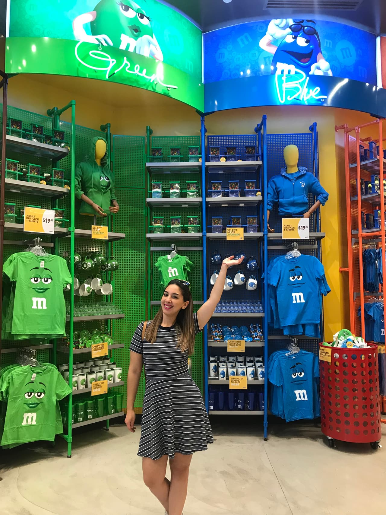 Otra lugar que
<b>Mafer Alonso</b> siempre visita cuando viaja a
<b>'La Ciudad del Pecado' </b>es la tienda de
<b>M&M's</b>,
<b> </b>ya que le encanta comprar libretas, plumas y claro, lunetas.
