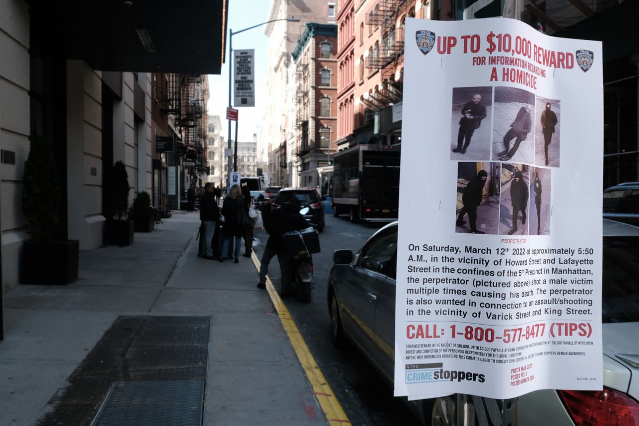 En la ciudad de Nueva York hay afiches que advierten sobre la búsqueda del sospechoso de disparar contra hombres indigentes, causando dos muertes y dejando a tres heridos.