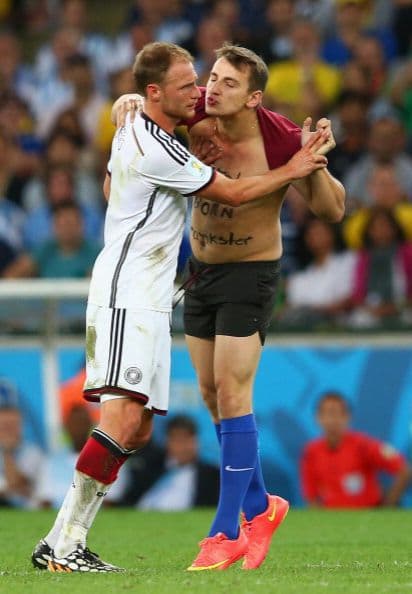 Un espontáneo ingresó al campo e intentó besar al alemán Benedikt Hoewedes.