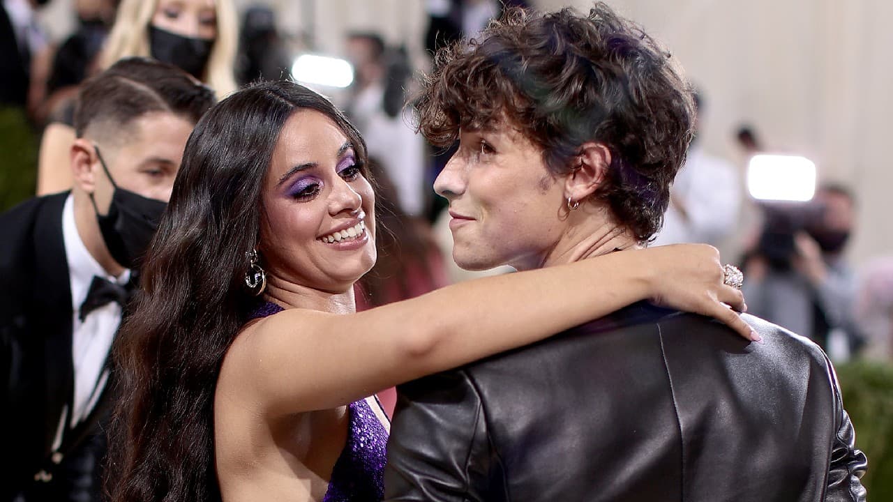 Camila Cabello dice que Shawn Mendes la ayuda a controlar su ansiedad y el comer en exceso