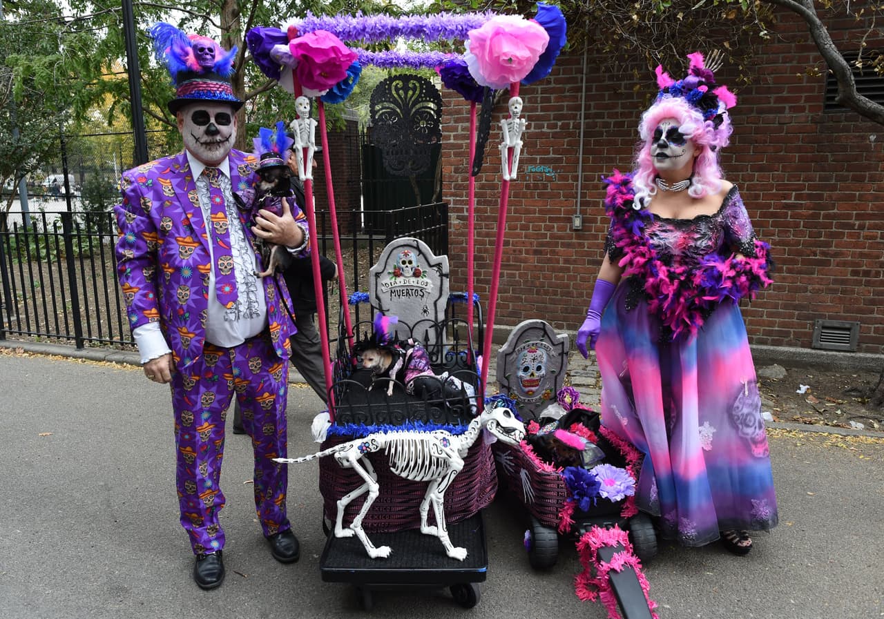 Los ganadores este año fueron unos concursantes de Dallas, dos chihuahuas y un terrier Yorkshire, quienes junto con sus dueños se vistieron con disfraces temáticos de catrinas.