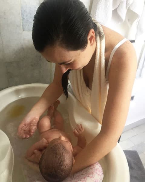 Por eso tiene un canal en YouTube donde da consejos para las mamás: "Pues ya soy una experta en bañar a mi bebé y no saben cómo lo disfruta Isabella y yo también!!! Gracias @maryhutt11 por enseñarme y darme ánimos y fuerza ¡¡jeje!! Eres la mejor abuela y por supuesto mamá y espero lograr ser como tú. ¡¡¡Te amo mamita!!! por cierto nuevo video en mi Bio", escribió en Instagram.