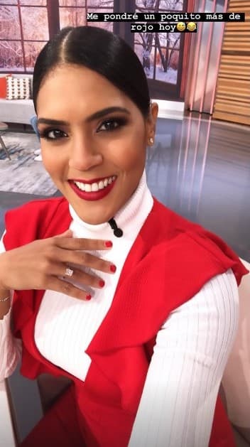 Casualmente, en este día en el que repartió besos y sonrisas se vistió del color del amor.