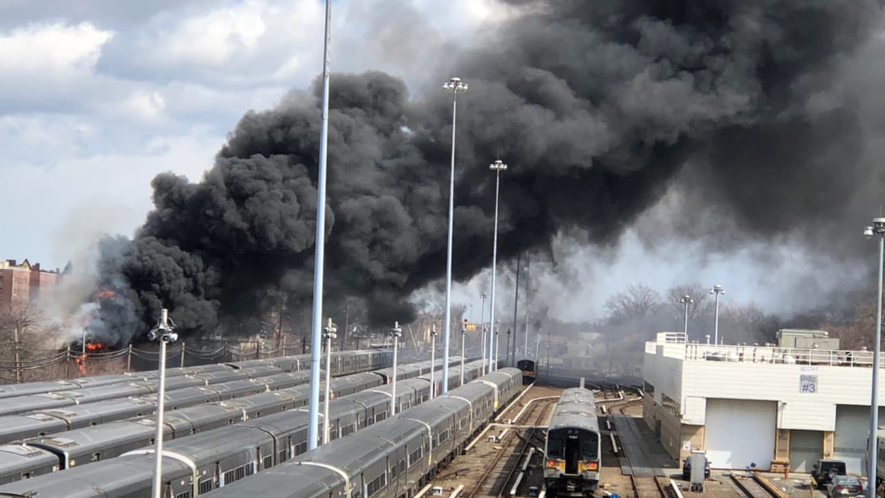 Incendio cerca de una estación de tren en Nueva York causa estragos en el servicio del LIRR