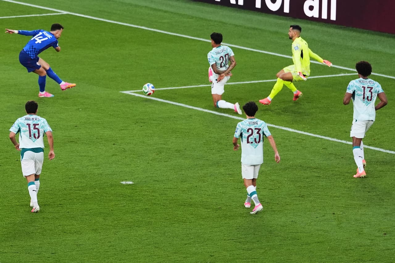 El croata Ivan Perisic (14) marca el primer gol durante el partido de dieciseisavos de final de la Copa del Mundo de fútbol entre Portugal y Croacia en Toronto, el jueves 2 de julio de 2026.