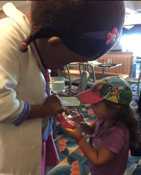 Y Angeliquita aprovechó par aconsultar sobre el buen mantenimiento de sus peluches con la Doctora Juguetes.