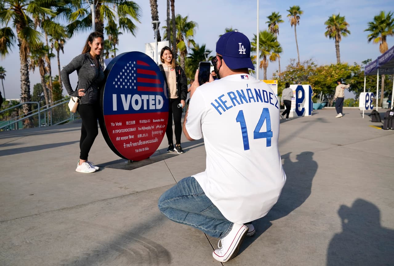 El histórico estadio Chávez Ravine, casa de los Dodgers, el Staples Center, sede de Los Lakers, y el millonario estadio SoFi casa del equipo de fútbol americano local, LA Rams recibieron las boletas electorales de los fanáticos deportivos.